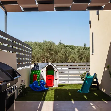 Garde Villa, With Private Pool, Bbq & Playground, By Thinkvilla Villa *