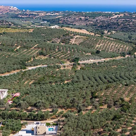Garde Villa, With Private Pool, Bbq & Playground, By Thinkvilla Roumelí